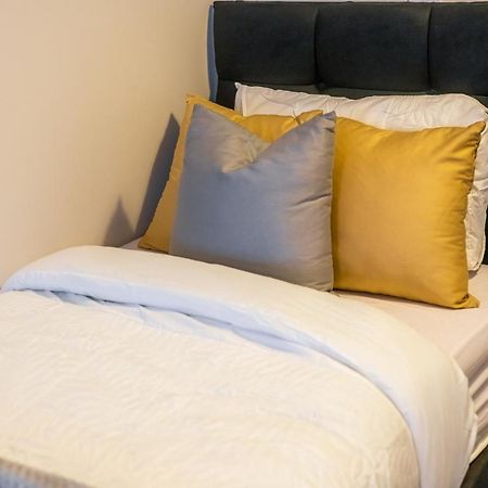 Lovely 4-Sleeper Apartment In Central Slough With Free Parking エクステリア 写真