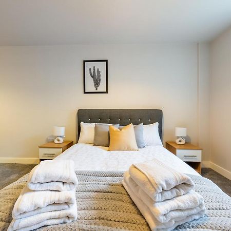 Lovely 4-Sleeper Apartment In Central Slough With Free Parking エクステリア 写真