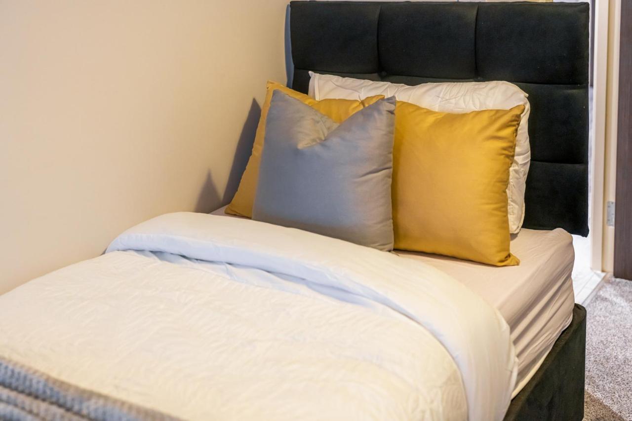 Lovely 4-Sleeper Apartment In Central Slough With Free Parking エクステリア 写真