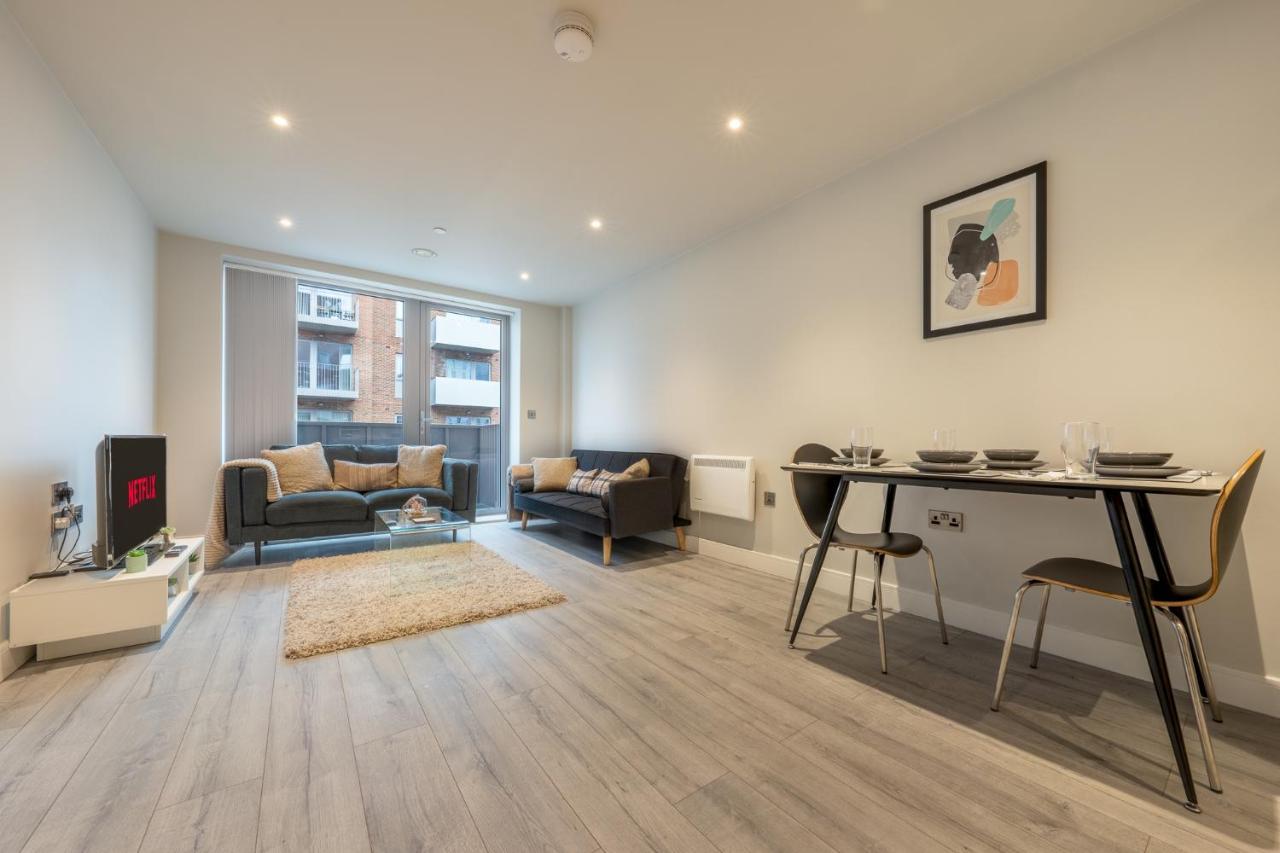 Lovely 4-Sleeper Apartment In Central Slough With Free Parking エクステリア 写真