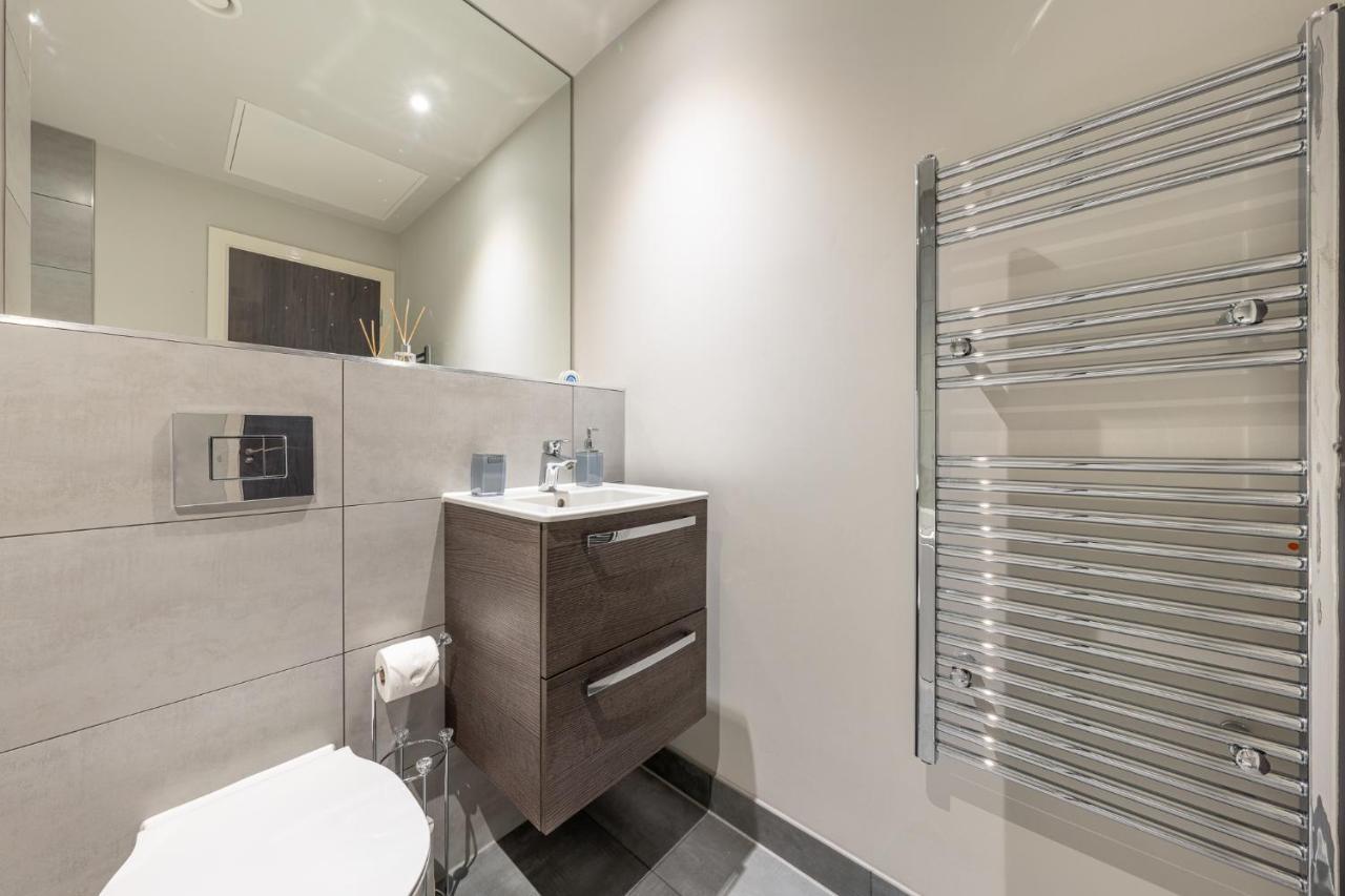 Lovely 4-Sleeper Apartment In Central Slough With Free Parking エクステリア 写真