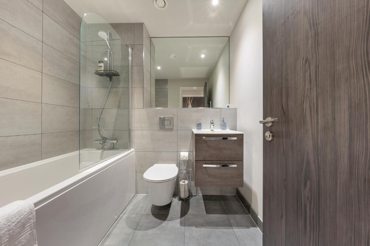 Lovely 4-Sleeper Apartment In Central Slough With Free Parking エクステリア 写真