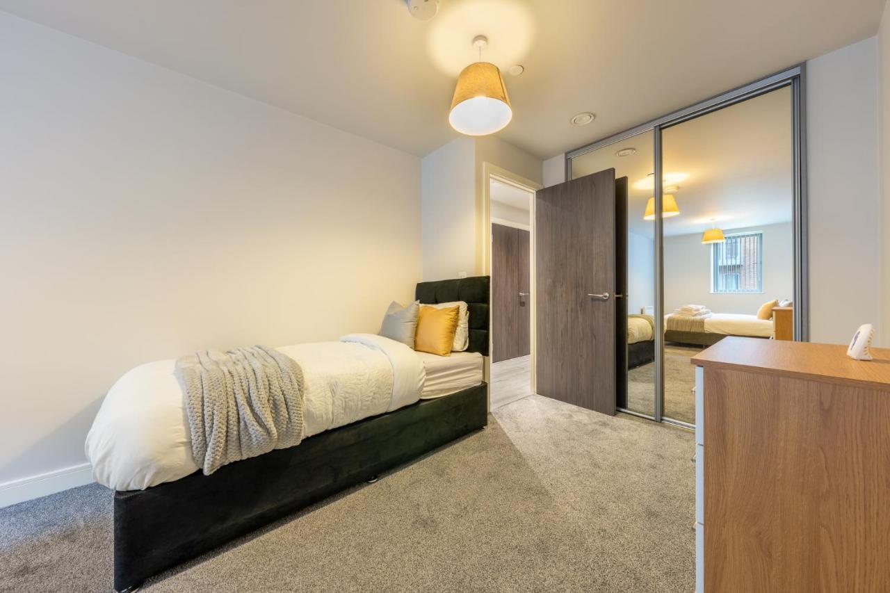 Lovely 4-Sleeper Apartment In Central Slough With Free Parking エクステリア 写真