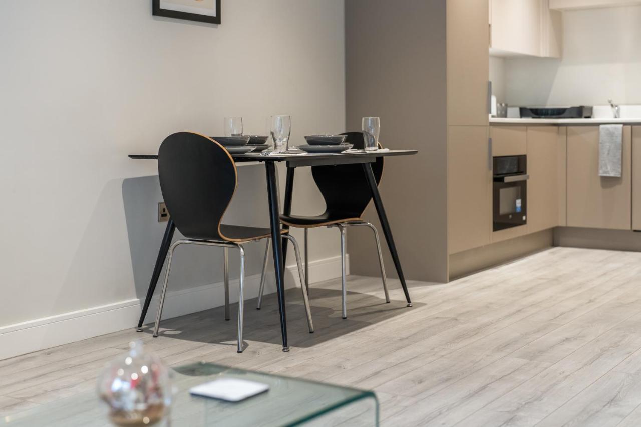 Lovely 4-Sleeper Apartment In Central Slough With Free Parking エクステリア 写真