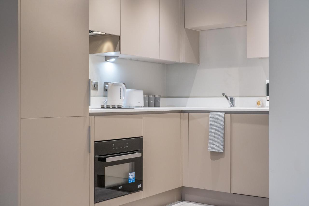 Lovely 4-Sleeper Apartment In Central Slough With Free Parking エクステリア 写真