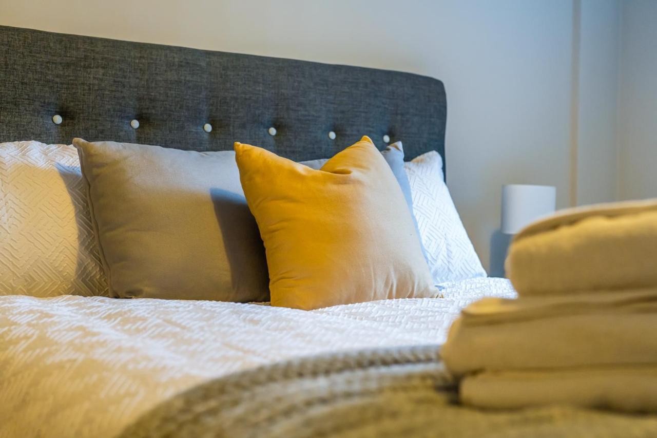 Lovely 4-Sleeper Apartment In Central Slough With Free Parking エクステリア 写真