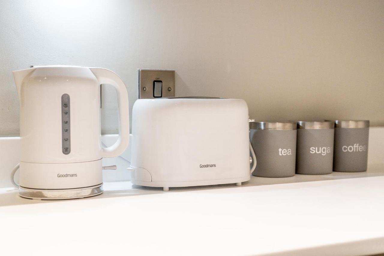 Lovely 4-Sleeper Apartment In Central Slough With Free Parking エクステリア 写真