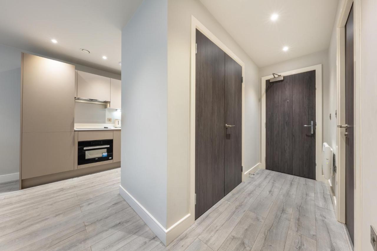 Lovely 4-Sleeper Apartment In Central Slough With Free Parking エクステリア 写真
