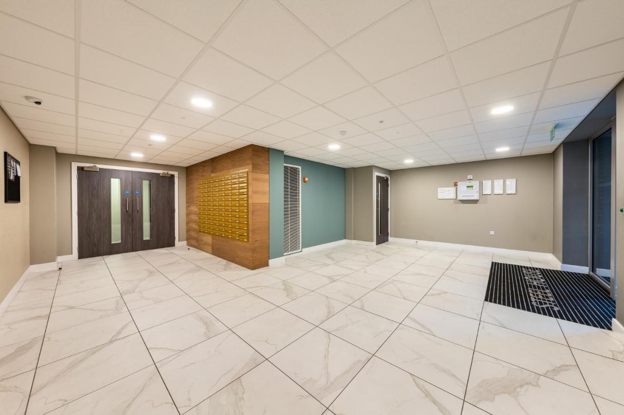 Lovely 4-Sleeper Apartment In Central Slough With Free Parking エクステリア 写真